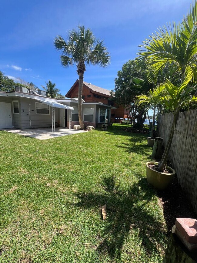 Foto del edificio - Cozy 2/1 home steps to the intercoastal!