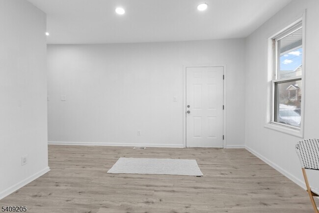 Building Photo - 223 Pine St