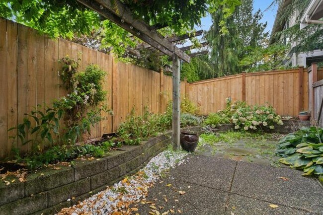 Building Photo - 3 bedroom in Sammamish WA 98074