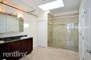 Building Photo - 3 br, 3 bath Condo - 1215 W Gunnison St
