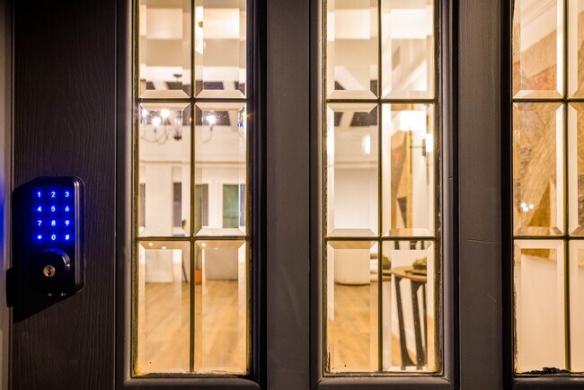 Building Photo - Gorgeous 5 bd/ 2.5 ba Reseda Ranch Home