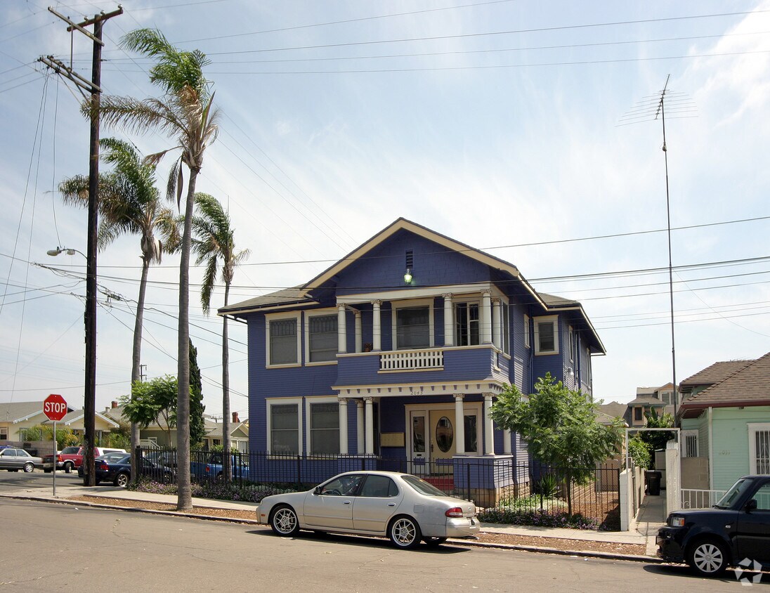 Building Photo - Estancia Del Rey