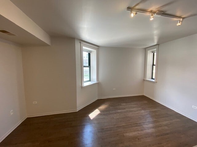 Building Photo - 30 E Roosevelt Rd