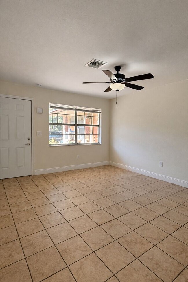 Foto del edificio - 2243-2247 South St Tri-Plex