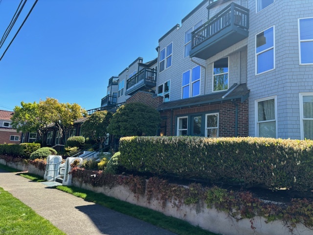 Attractive and well maintained condo building. - 2920 Alki Ave SW