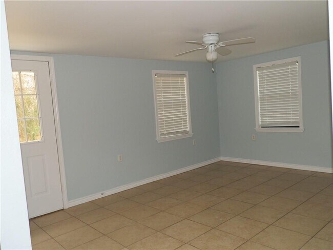 Building Photo - 136 Oaktree Dr