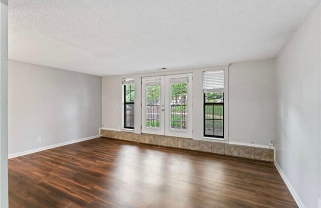 Building Photo - Plaza condo 2 Bed 2 Bath! $1500.00