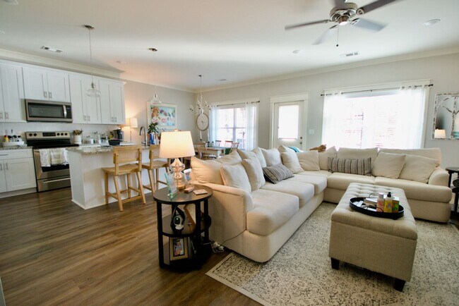 Foto del edificio - 3 Bed 3.5 Bath Luxury Townhome in Convenient Location!