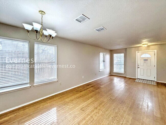 Foto del edificio - 13923 Conner Downs Dr