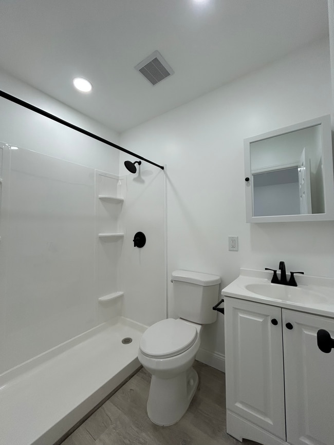 Building Photo - 343 Town Line Rd