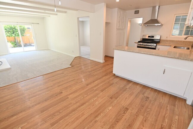 Foto del edificio - 5659 Lathrop Dr
