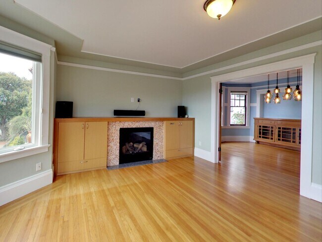 Foto del edificio - Stunning 4BR/3BA Home with Office, Laundry...