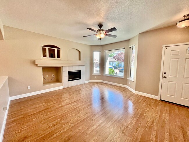 Foto del edificio - Great Home available immediately