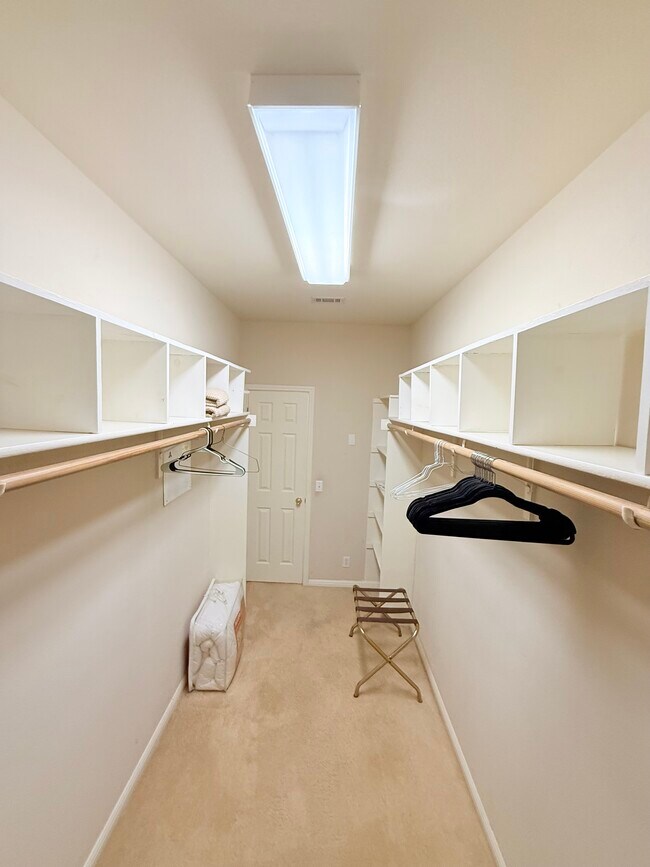 Closet sin cita previa - 584 Rockhurst St