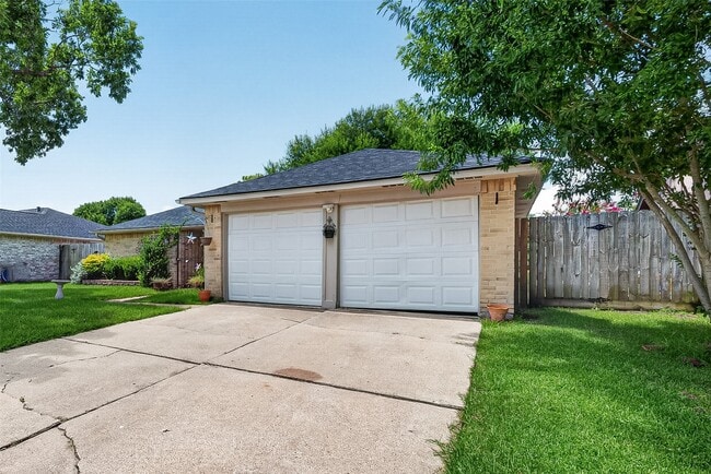 Building Photo - 15815 Thistledew Dr