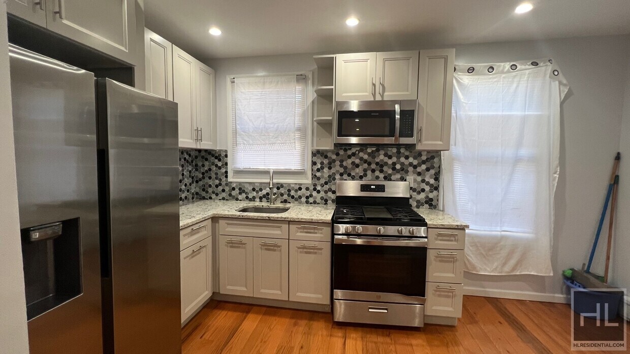 NEWLY RENOVATED 2 BEDROOMS 46 STREET/ EAS... - NEWLY RENOVATED  2 BEDROOMS 46 STREET/ EAS...