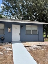 Building Photo - 4833 Serafica Dr