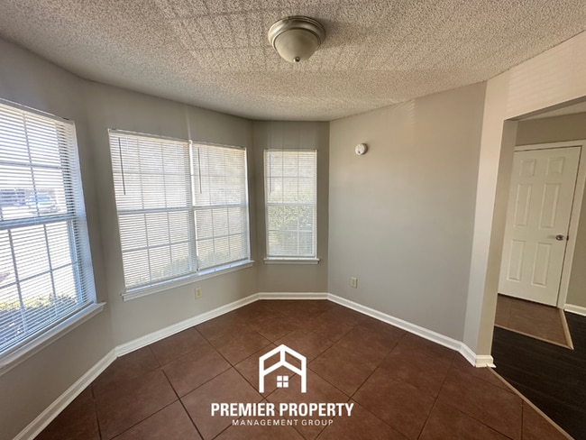 Building Photo - 3BR/2BA Home w/ 2-Car Garage, Vaulted Ceilings & Fireplace in Memphis