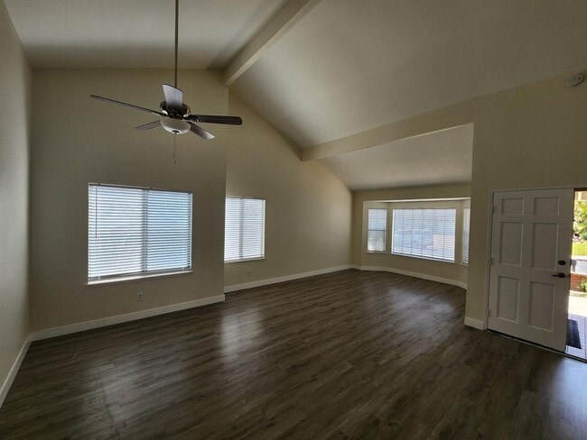 Building Photo - Beautiful: 3 Bedroom 2 Bath Single Family ...