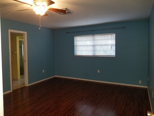 Foto del edificio - 1165 Fox Creek Dr