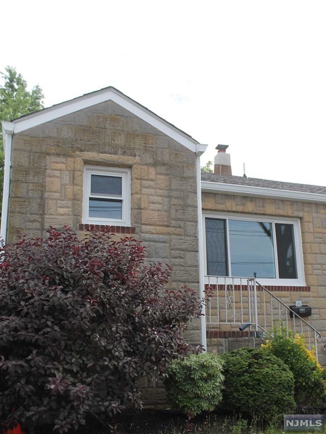 Building Photo - 145 Albert St