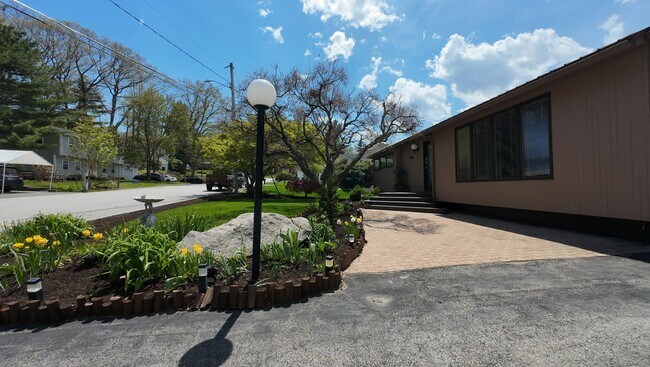 Foto del edificio - Beautifully remodeled 3 bedroom, 2 bathroom townhouse in South Nashua