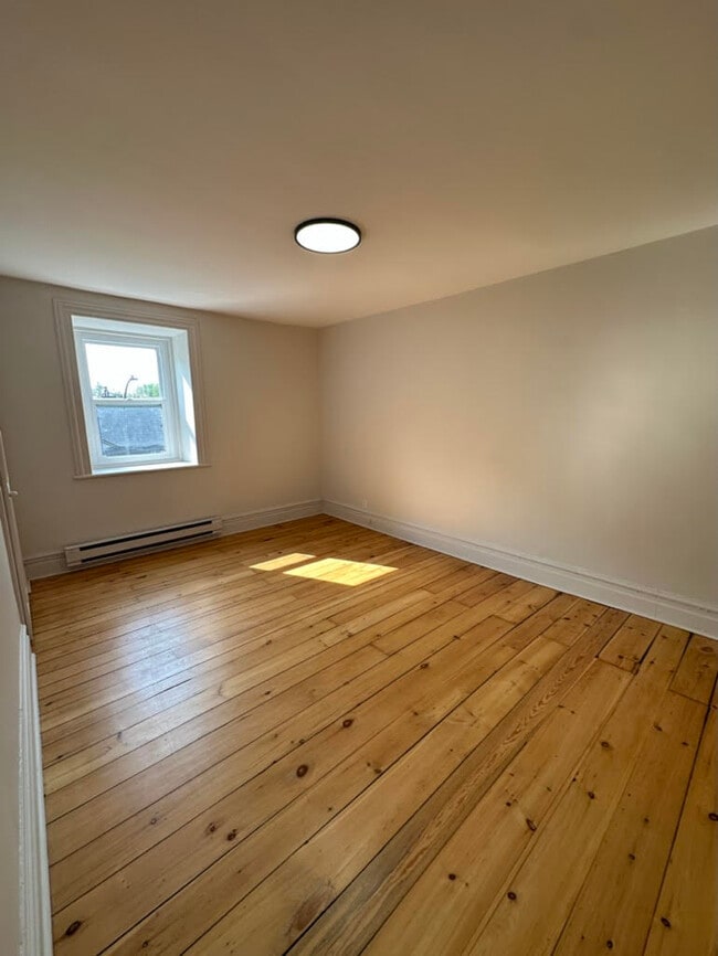 Building Photo - 2497 Rue Notre-Dame