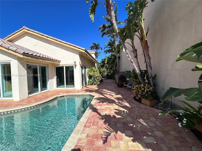 Foto del edificio - 484 Commodore Cir