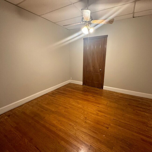 Foto del edificio - 4642 Farlin Ave