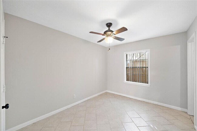 Building Photo - 230 W 27th St