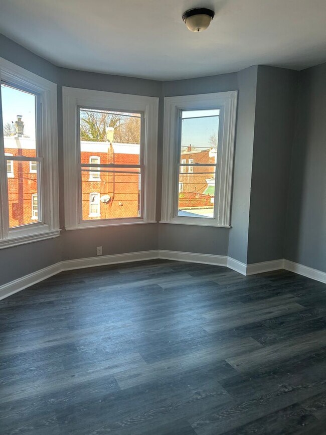 Building Photo - 3BR 1,5 bath Only with 3 Br pha voucher