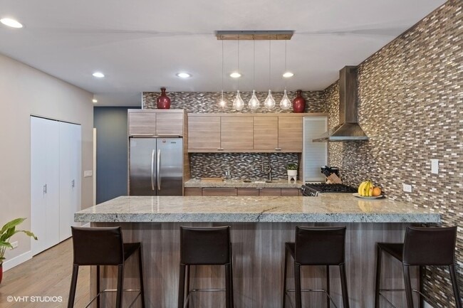 Building Photo - 1555 N Talman Ave