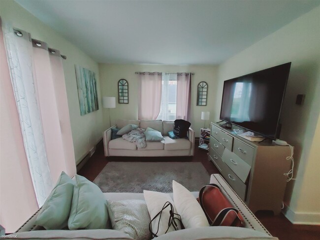 Building Photo - 1 br, 1 bath Condo - 35 Clarks Hill Ave