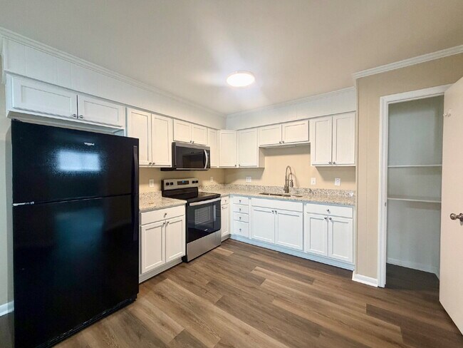 Building Photo - Two Bedroom Condo Located close to Everything Hilton Head Island has to Offer!