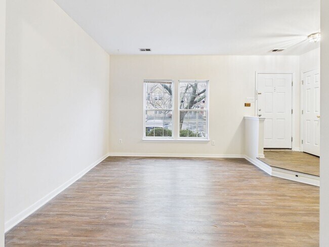 Foto del edificio - 5313 Golf Villa Ln