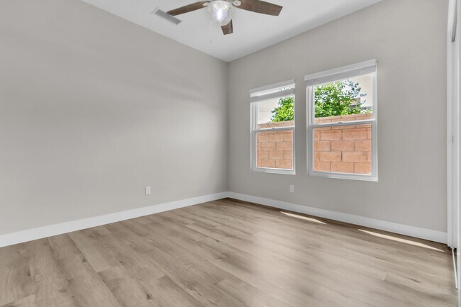 Foto del edificio - 200 N Harrington Dr