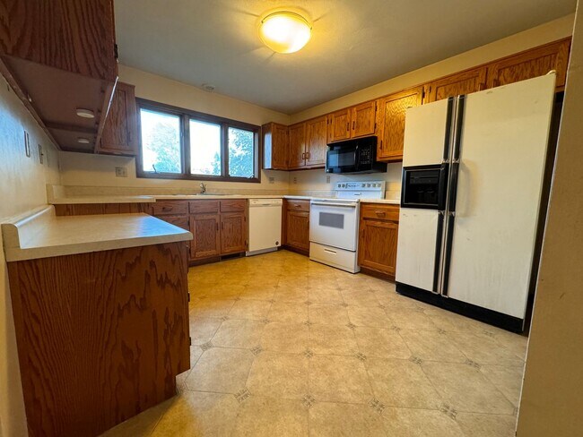 Building Photo - 2 bedroom 1.5 bathroom house. Fenced in ba...