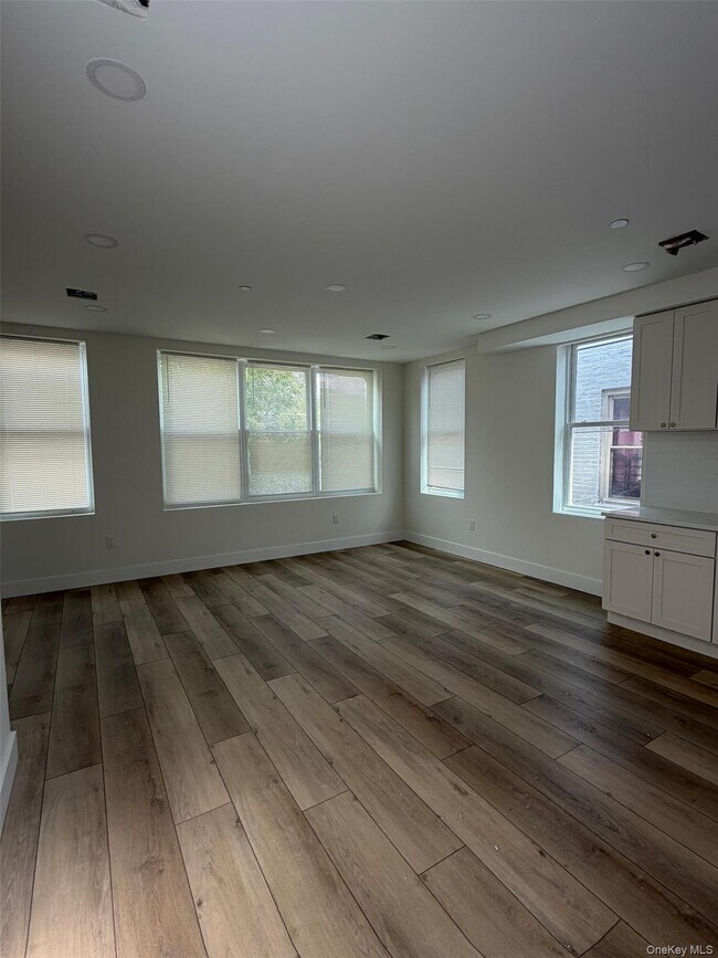 Foto del edificio - 910 E 226th St