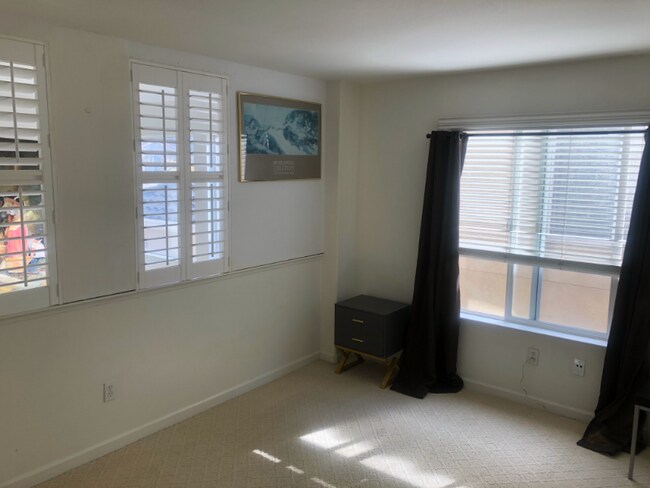 Building Photo - 500 Freesia Dr