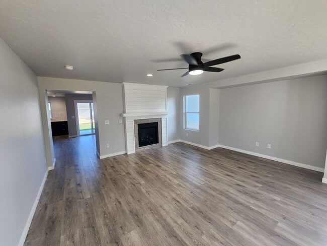 Building Photo - Brand New 5 Bedroom