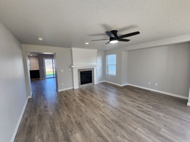 Foto del edificio - Brand New 5 Bedroom