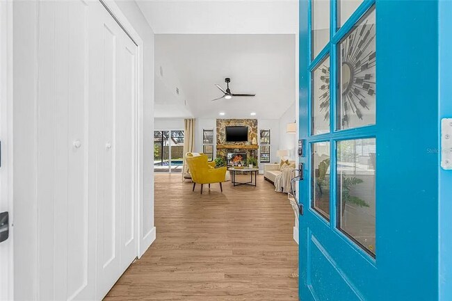 Foto del edificio - Charming 3-Bedroom Home with Large Fenced ...