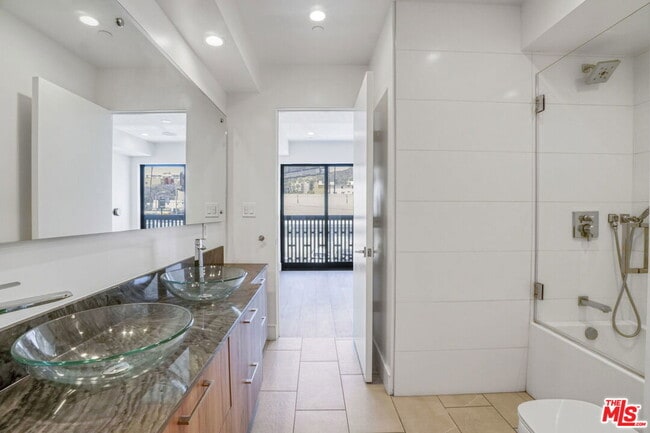 Foto del edificio - 1447 N Martel Ave