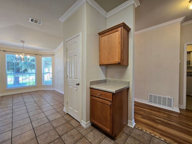 Foto del edificio - RENT REDUCTION & AVAILABLE NOW!