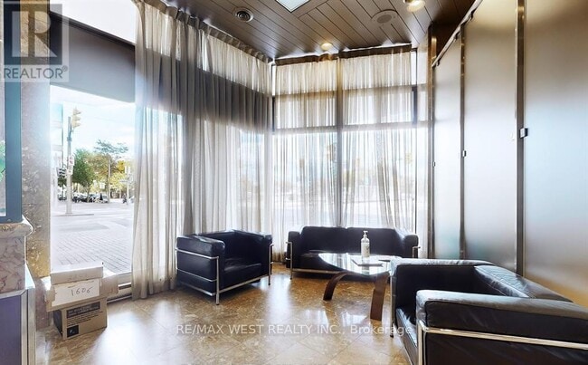 Photo du bâtiment - 270 Queens Quay W