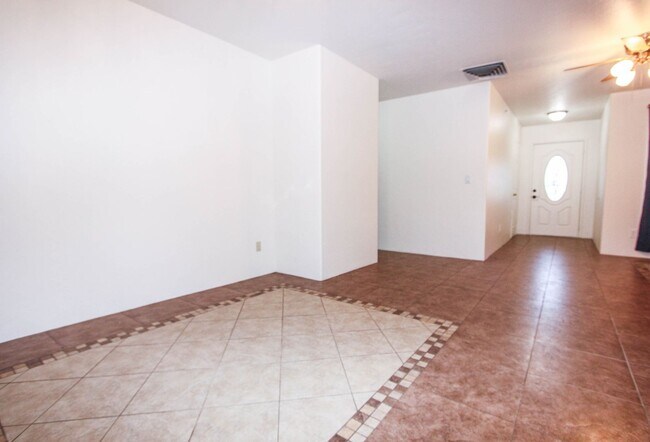 Foto del edificio - 2850 N Cedar Springs Ln