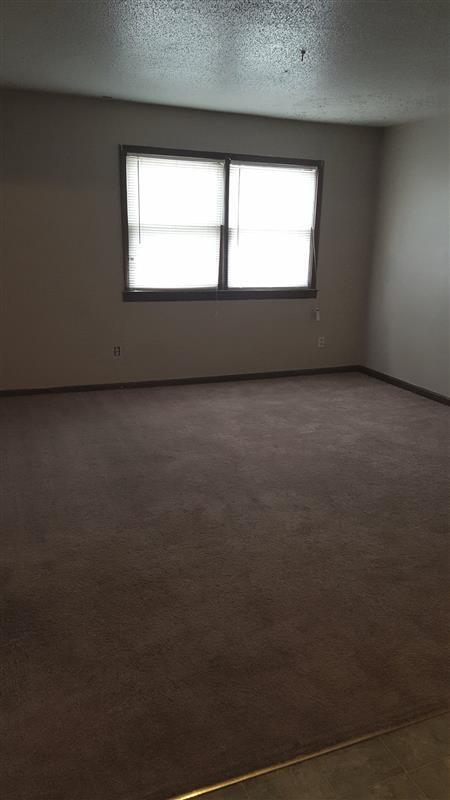 Building Photo - Centrally Located and steps from UCM