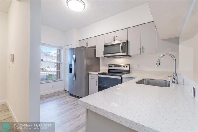 Foto del edificio - 65 Whitehead Cir