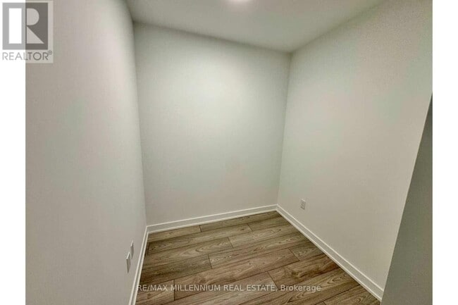 Photo du bâtiment - 1007 The Queensway