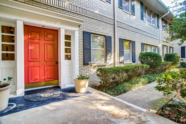 Building Photo - 6211 Bandera Ave